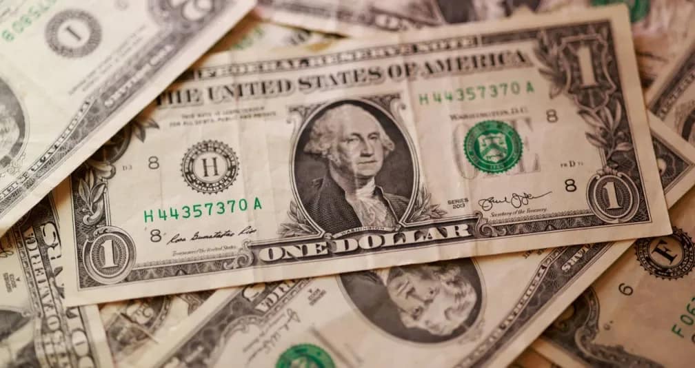الدولار واليورو يتحركان بحذر... والين يتراجع وسط اضطرابات أوروبية